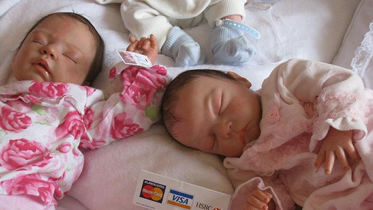 Realistické panenky "Reborn Babies" se staly hitem v USA a Velké Británii.