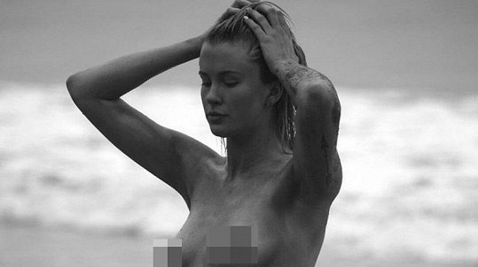 Ireland Baldwin si vyšla na pláž úplně nahá.