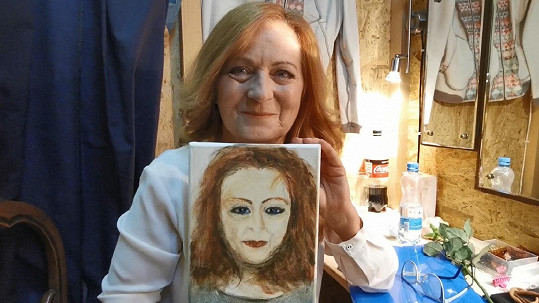 Simona Stašová s portrétem, který namalovala její maminka Jiřina Bohdalová.