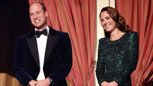 William a Kate okouzlovali na tradičním The Royal Variety Performance.