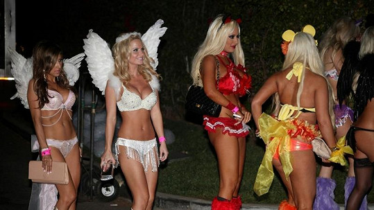 A vyráží se na Playboy Halloween párty v Los Angeles.