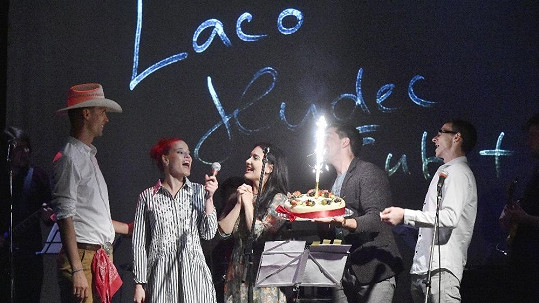 Muzikálový zpěvák dostal od kolegů narozeninový dort na závěr koncertu přímo na pódiu