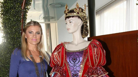 Leona Machálková a její kostým královny.