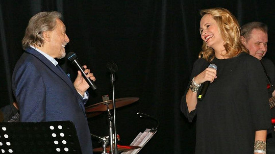 Monika Absolonová si zazpívala s Karlem Gottem.