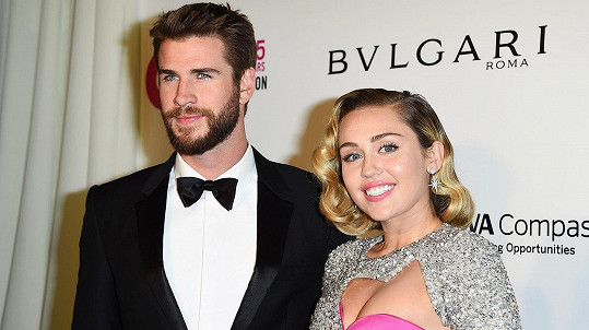 Miley Cyrus s Liamem se pochlubili fotkami ze svatby. 