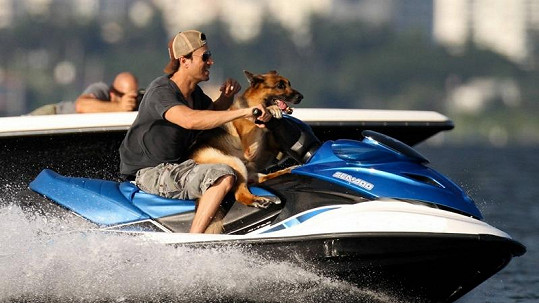 Iglesias se svým psem na vodním skútru na Miami Beach.