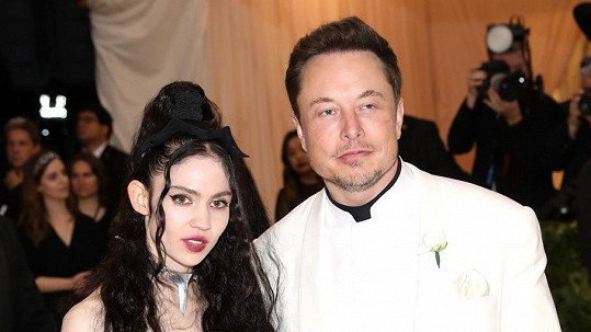 Elon Musk a Grimes mají syna. 