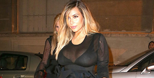 Kim Kardashian poprvé od porodu ve společnosti s Kanyem Westem. V průsvitných šatech předvedla plná ňadra