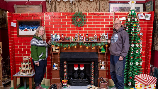 Mike Addis a Catherine Weightman a jejich vánoční stěna z Lega