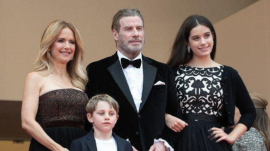 John Travolta vzal do Cannes celou rodinu.