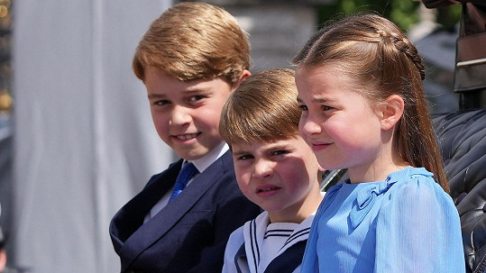 Princové George, Louis a princezna Charlotte byli hvězdami průvodu. 