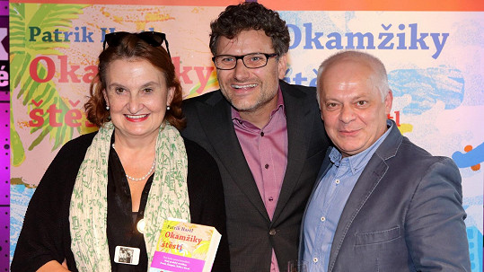 Patrik Hartl (uprostřed) se „svými“ herci Bobem Kleplem a Evou Holubovou