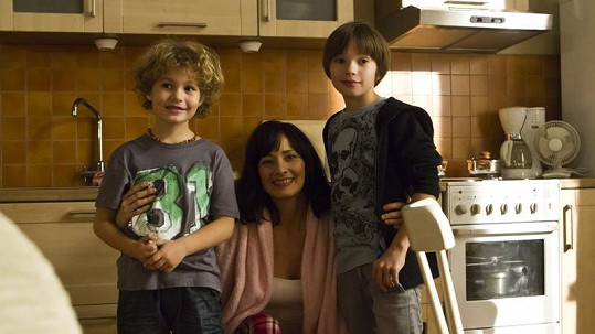 Daniela Šinkorová se svými seriálovými syny. I bez líčidel vypadá herečka skvěle.