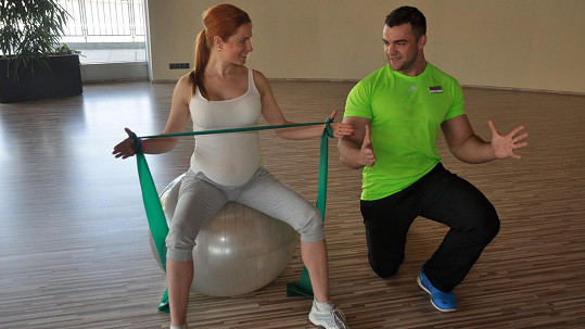 Těhotná Romana Pavelková cvičí ve fitku, aby ulevila bolesti zad.