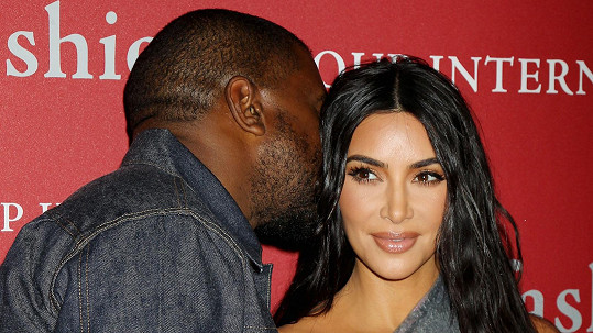 Kim Kardashian a Kanye West jsou oficiálně rozvedení. 