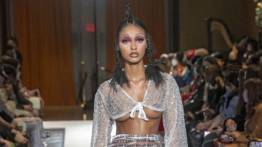 Návrhářka Tia Adeola měla přehlídku na newyorském týdnu módy.
