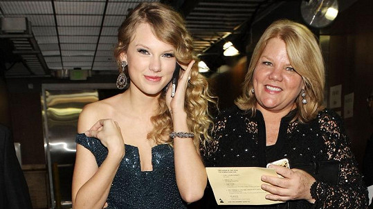 Maminka Taylor Swift má vážné zdravotní problémy. 