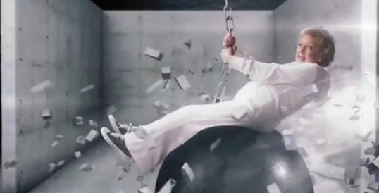 Jedenadevadesátiletá herečka Betty White paroduje klip Miley Cyrus, v němž se nahá houpe na kouli