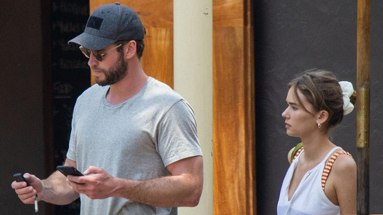 Liam Hemsworth si prý léčí zlomené srdce s Gabriellou Brooks. 