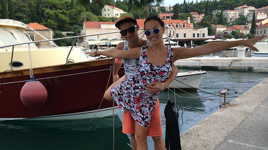 Kamila Nývltová s přítelem Tomášem Smičkou v Chorvatsku