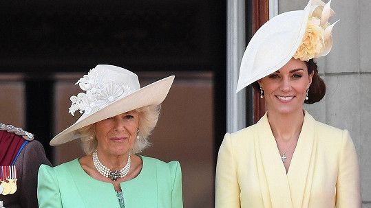 Vévodkyně Camilla a Kate oblékly pastelové barvy.