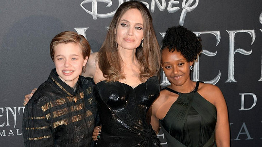 Angelina Jolie se staršími dcerami Zaharou a Shiloh