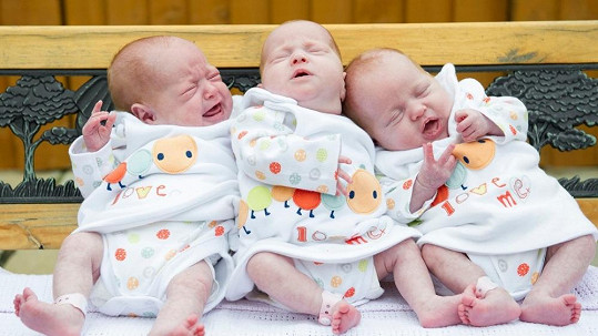 Trojčátka Maddison, Paige a Ffion si pobyla šest týdnů v inkubátoru. 