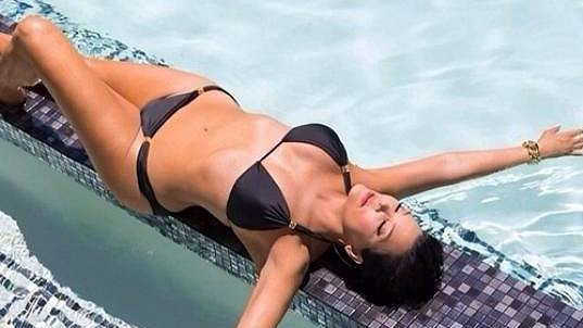 Kris Jenner se pochlubila svou postavou u bazénu.