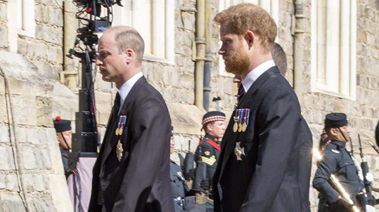 Princové William a Harry na pohřbu prince Philipa