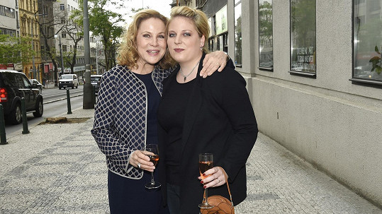 Zora Ulla Keslerová (vlevo) s dcerou Petrou