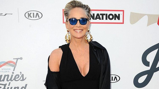 Sharon Stone na charitativní akci při lednových Grammy
