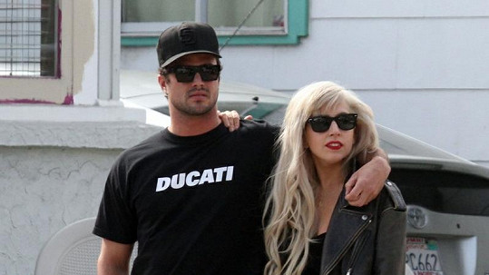 Tento vztah už je minulostí: Lady Gaga s Taylorem Kinneym.
