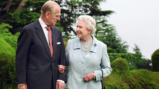 Královna Alžběta II. a princ Philip spolu strávili 73 manželských let.