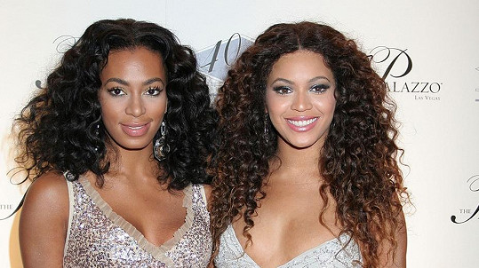 Solange Knowles (vlevo) se sestrou Beyoncé
