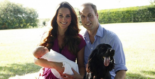Dokonalé štěstí: Novopečení rodiče William a Kate s malým princem na prvních oficiálních snímcích