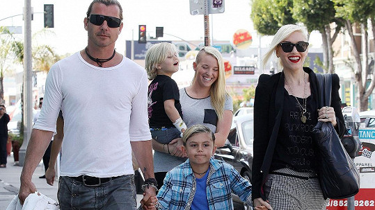 Manžel Gwen Stefani Gavin Rossdale měl mít s chůvou (v pozadí) poměr tři roky.