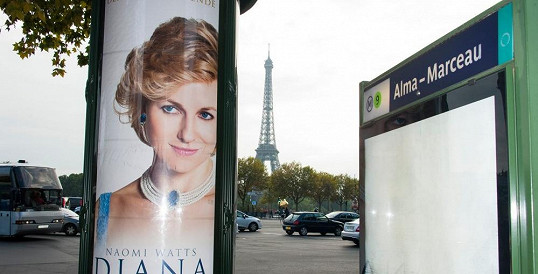 Billboard na film Diana byl umístěn hned vedle tunelu, kde se princezna smrtelně zranila