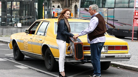 Že by herec Miroslav Donutil melouchařil jako taxikář?
