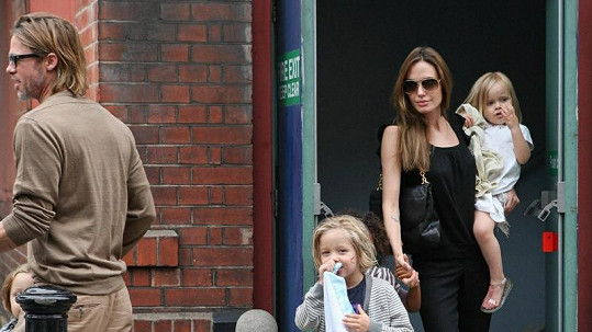 Brad Pitt a Angelina Jolie s dětmi.