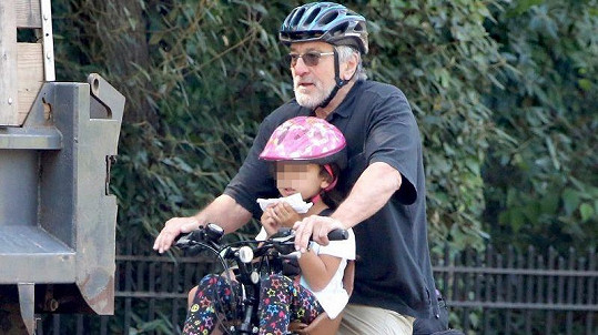 Robert De Niro využívá k přemisťování se po New Yorku kolo.