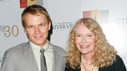 Mia Farrow se synem Ronanem projevili znechucení nad Allenovým Zlatým glóbem.