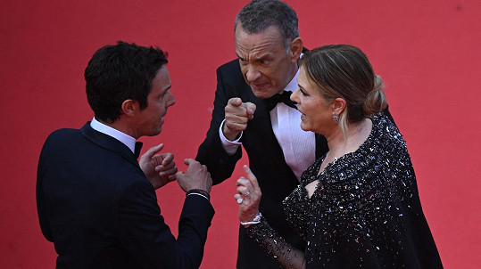 Tom Hanks s manželkou Ritou Wilson a členem organizačního týmu na červeném koberci v Cannes