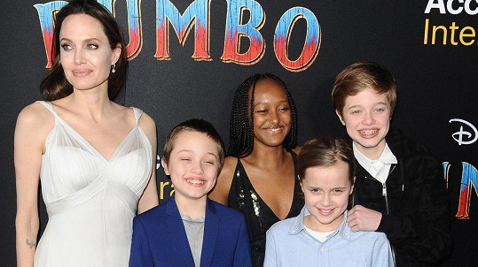 Angelina Jolie vyrazila do kina s nejmladšími potomky.