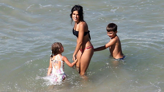 Gisele měla spoustu práce, její děti šly na pláž s chůvou.