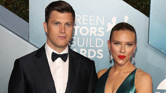 Scarlett Johansson a Colin Jost údajně čekají prvního společného potomka. 