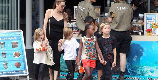 Angelina Jolie krmila své děti v Austrálii housenkami