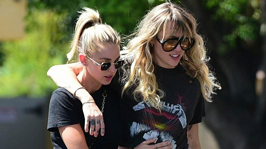 Miley Cyrus ukončila vztah s Kaitlynn Carter. 