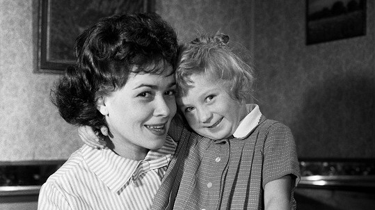 Jiřina Bohdalová s dcerou Simonou Stašovou na archivní fotce