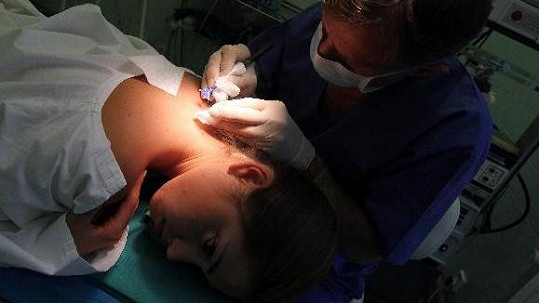 Denisa Domanská během operace.