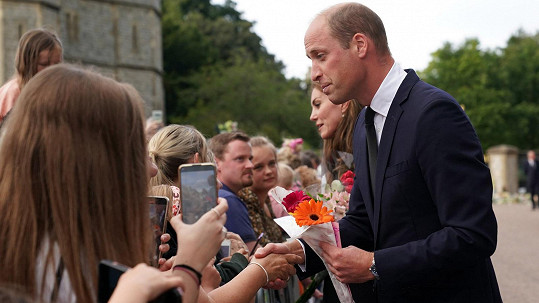 William s Catherine přijímali kondolence od fanoušků královské rodiny. 